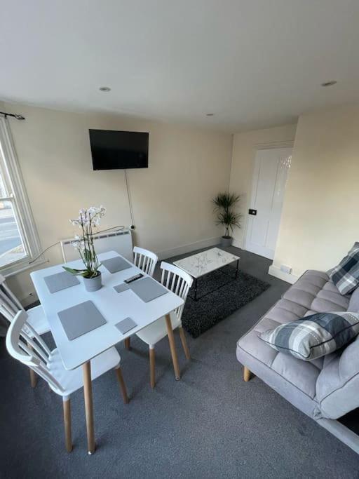 City Heights Apartment Canterbury Bagian luar foto