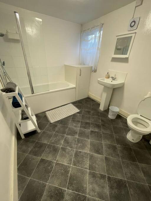 City Heights Apartment Canterbury Bagian luar foto